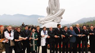 市长峰会举行的武夷山市标揭幕仪式，乌兰娜会长与国内外贵宾在揭幕的市标雕塑前合影